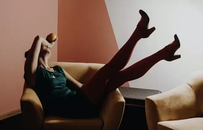 Mladá žena s křečovými žilami nohou